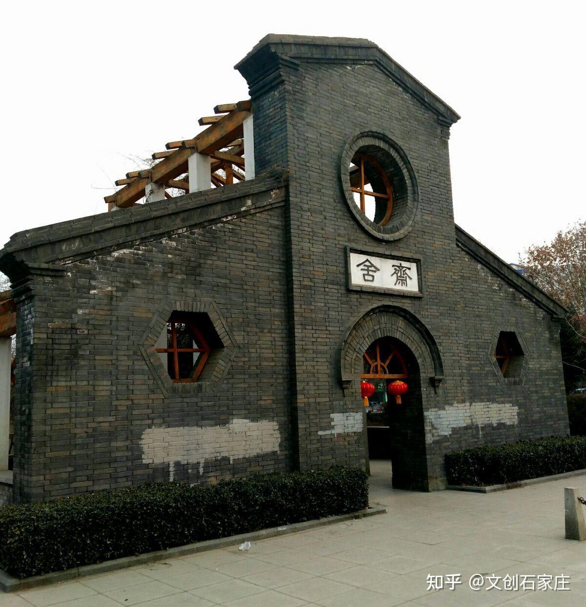 齋舍牆原在建華南路路東,因城市建設移址臨近的西關大街河畔重建.