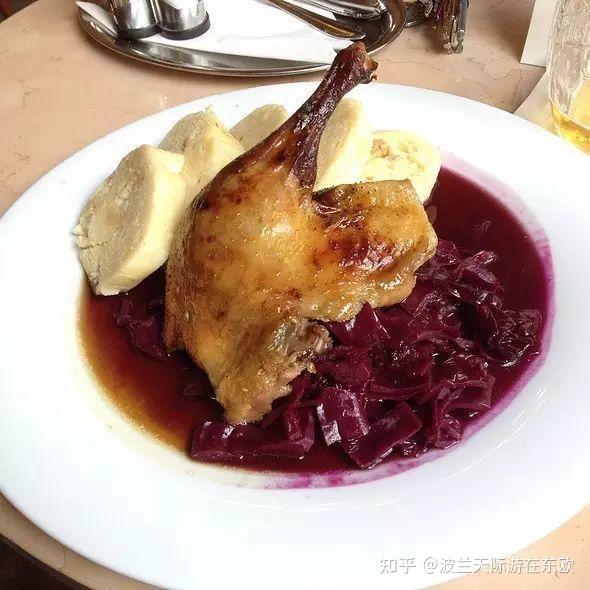 碳火慢烤的鸭腿软嫩多汁,配以紫甘蓝菜和沾了酱汁的面包,吃过绝对都赞