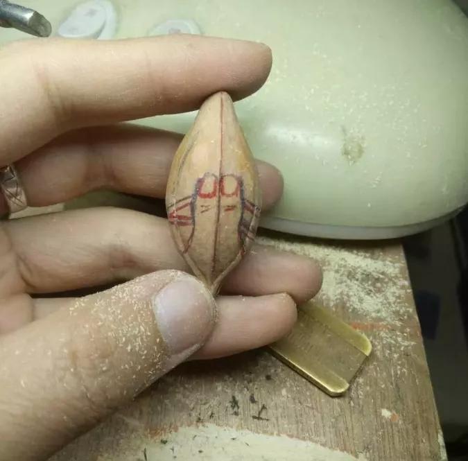 刀尖上的艺术浅析手工核雕的七大步骤