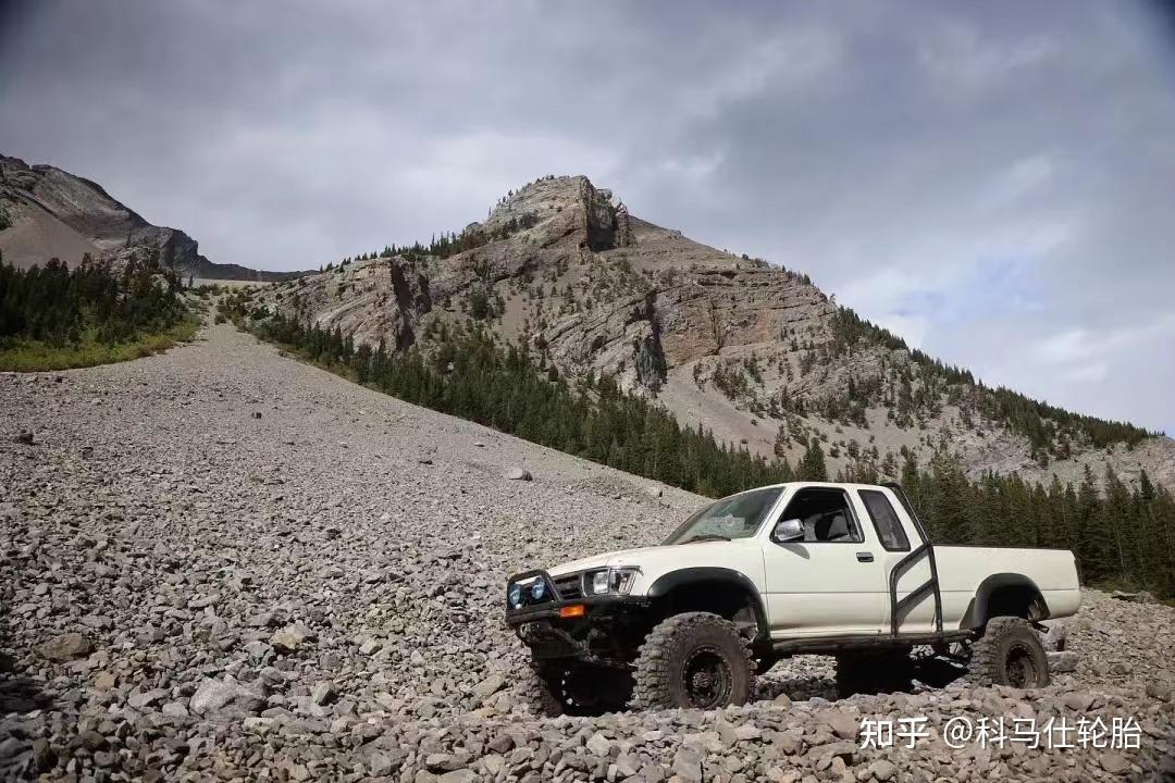 雨天山路不打滑，制胜关键藏在胎面配方里｜科马仕轮胎硬核护航湿滑山路