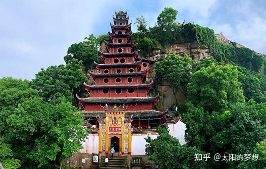 明万历年间,忠州知州尹喻借助架于石壁上的铁索,组织在石宝寨峰顶修建