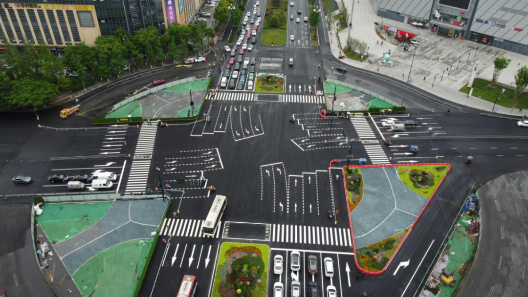 增加了车辆通行效率在出口方向,还设置了6车道改造成了平交口交通原有