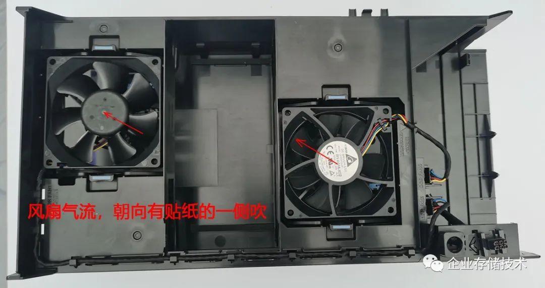 是固化集成了插到主板的风扇连接器(如上图右下角),不用像之前7920