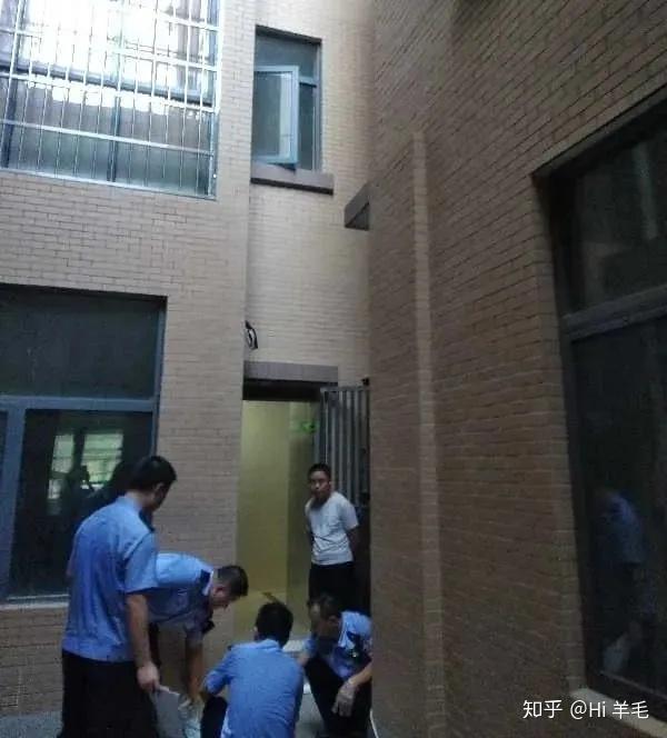 3岁女童滞留电梯找家长时坠亡：生前最后的监控画面曝光 知乎