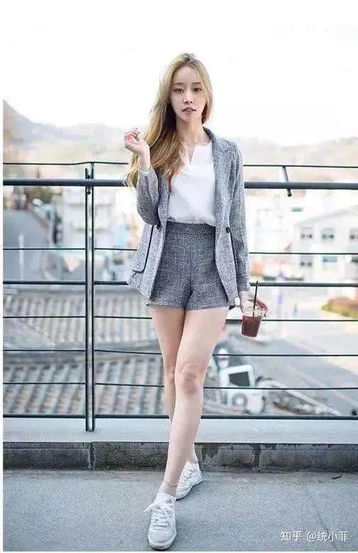 站着拍照时腿这样放会显得更长