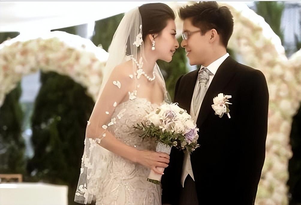 郭晶晶下嫁豪门被港圈阔太排挤霍家给她最大尊重做自己