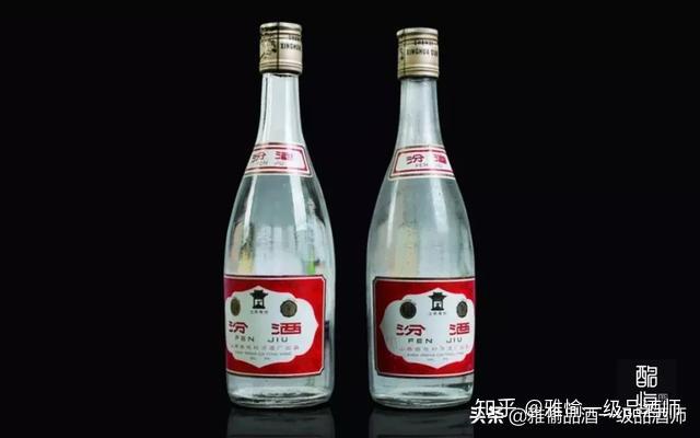 1959年,宜宾五粮液酒厂成立,注册商标为"交杯牌.