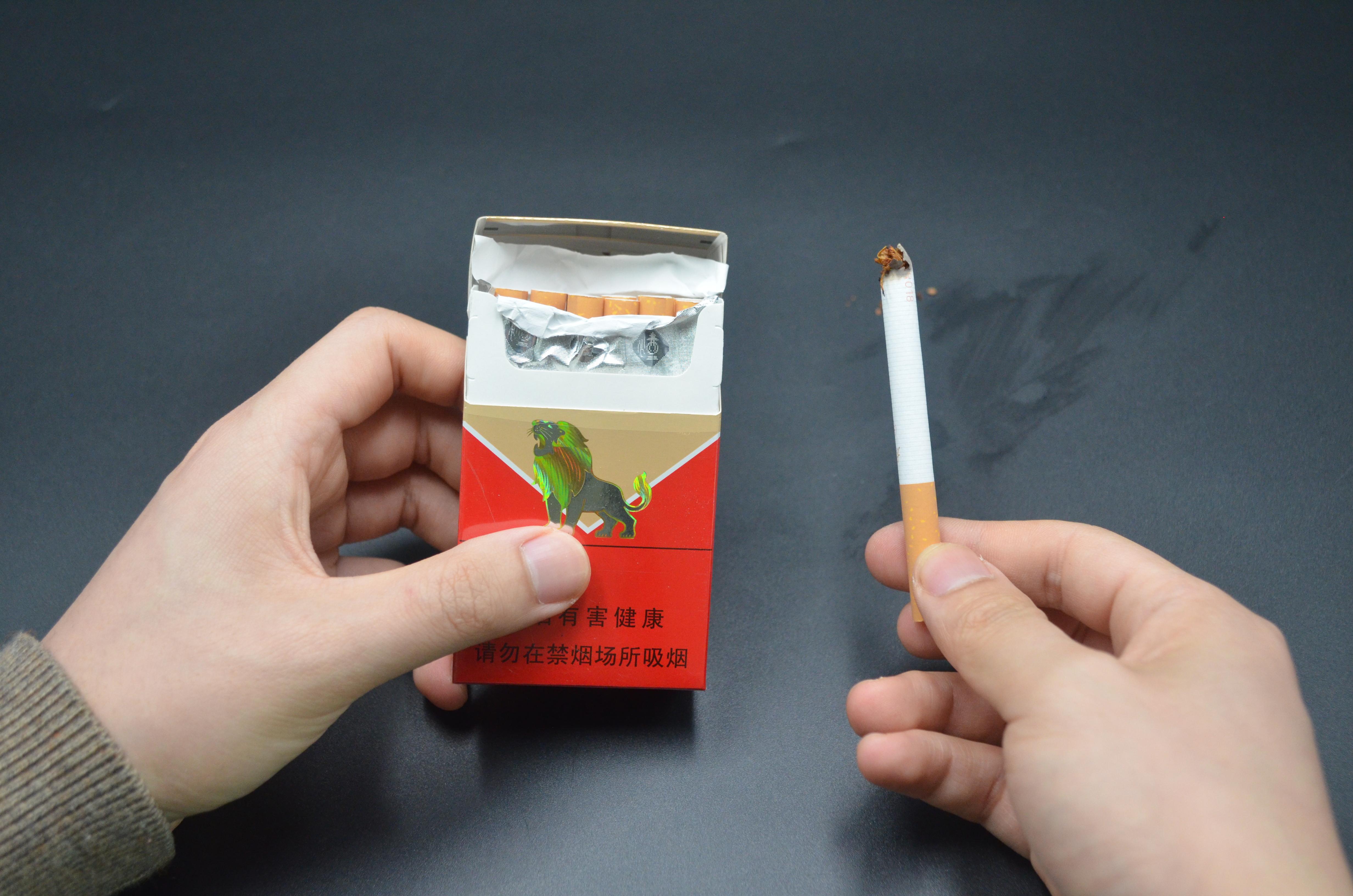 世界无烟日冒烟的香烟高清摄影大图-千库网