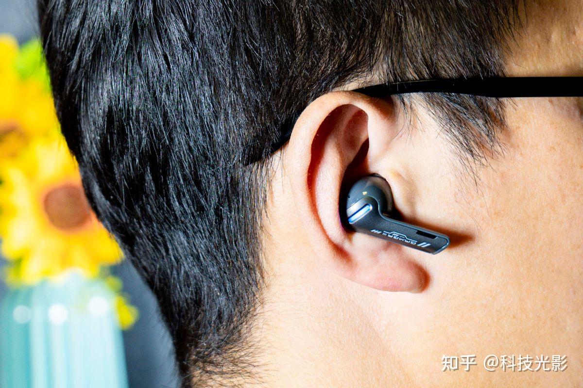 入耳式耳机佩戴一般都不会太舒适,qcy g1真无线电竞耳机在这方面有了