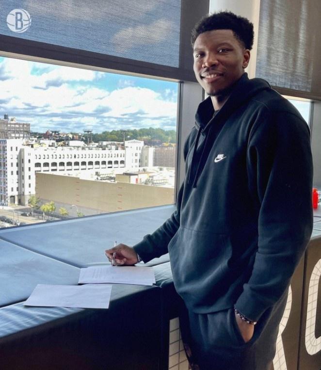 篮网官方球队正式签下自由球员德文泰卡考克