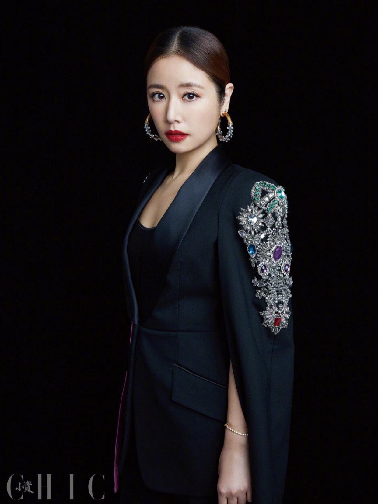 林心如登杂志封面,穿一字肩牛仔裙干练优雅,44岁了还这么美? - 知乎