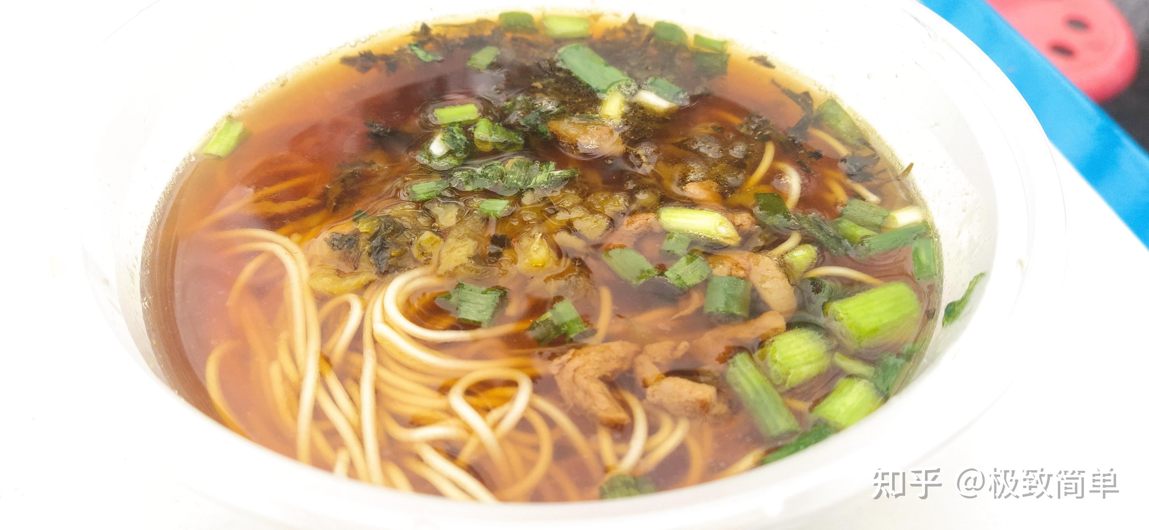 就餐的地方人不是很多,于是我随便找了位置坐了下来点了份雪菜肉丝面