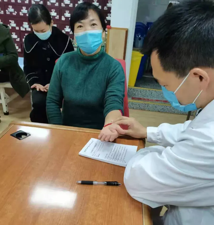 现在安徽·合肥地区开设了全国第一家刺血疗法中医诊所,几十年来接治