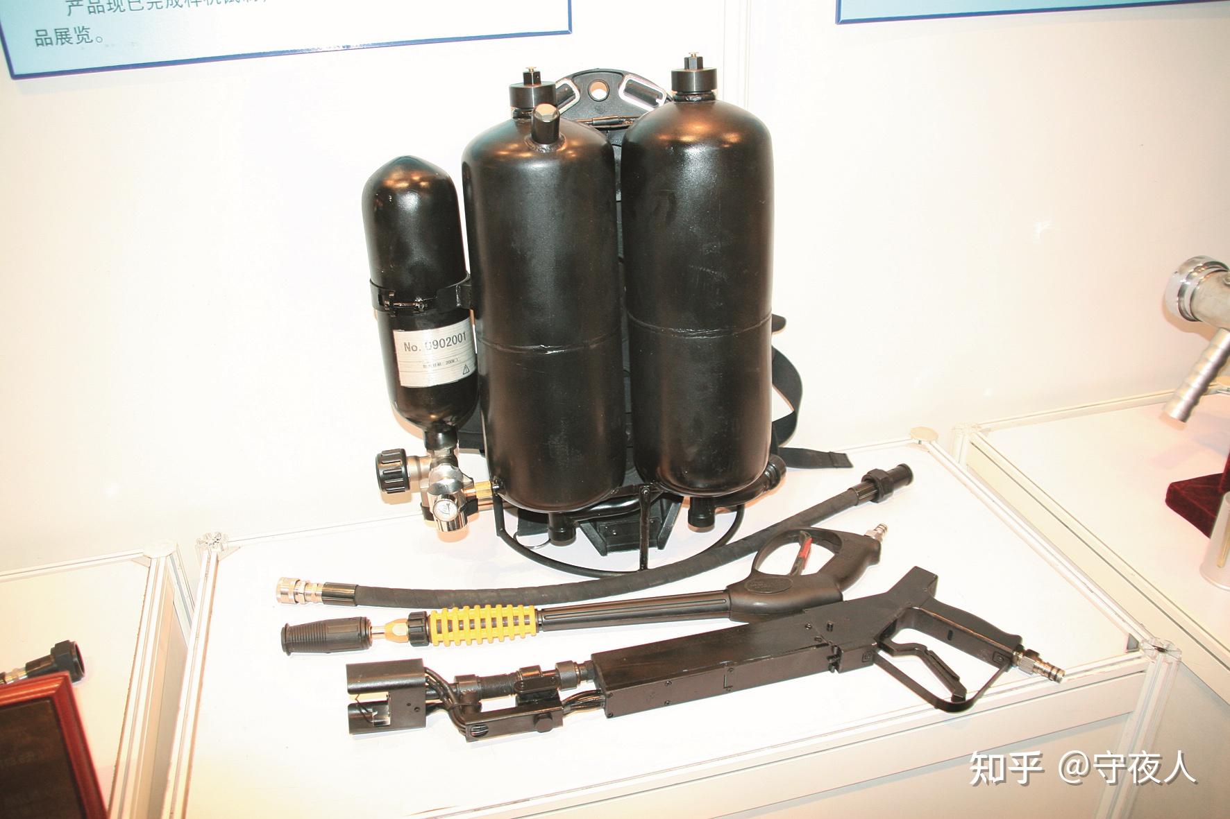 美苏军队先后用燃烧弹火箭筒和一次性温压火箭筒取代了喷火器