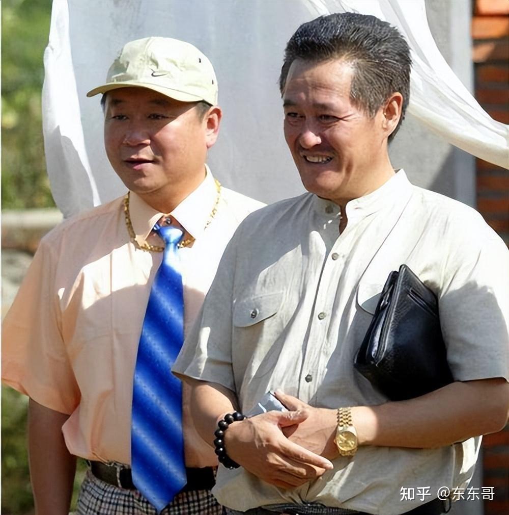 后来啊,赵本山跟范伟这小伙子搭上了,两人一合体,春晚舞台就炸了锅.