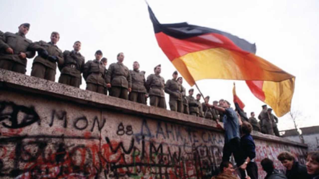 close,like brothers我们有一天会亲如兄弟说起来挺讽刺的,当柏林墙