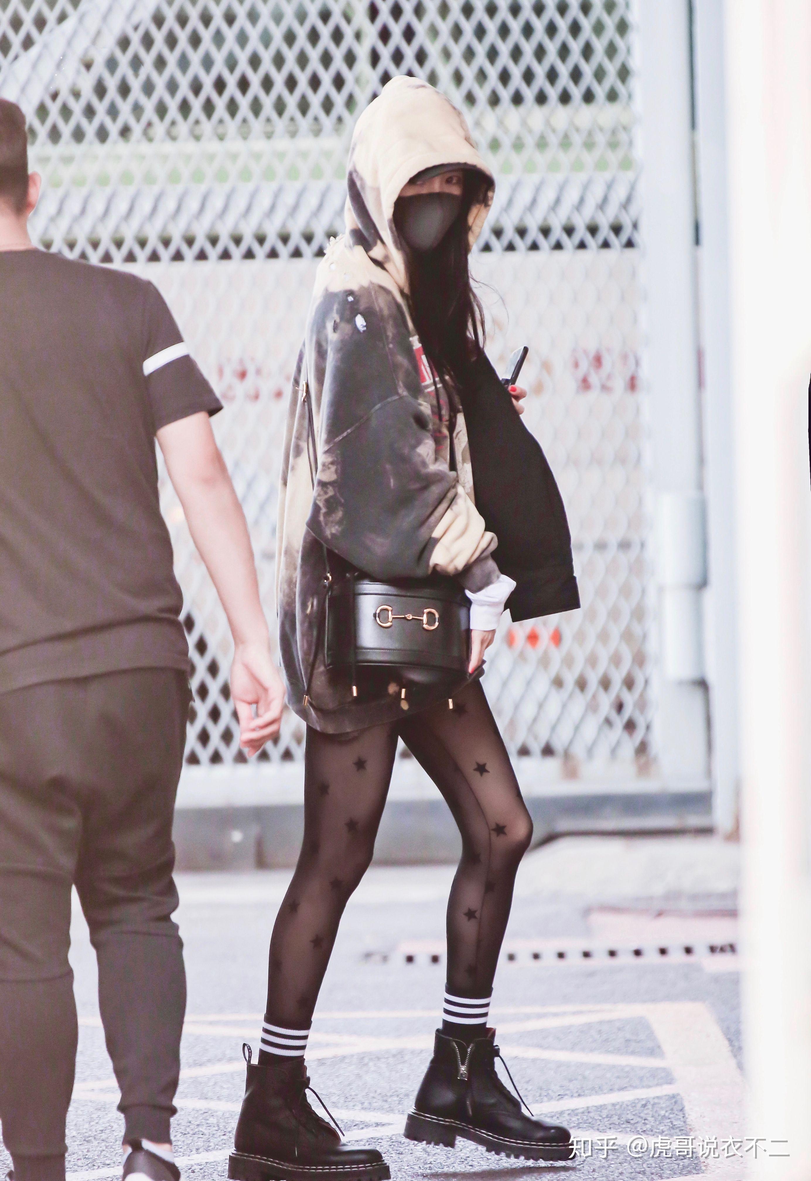 杨幂终于不露腿连帽卫衣丝袜配马丁靴网友这大长腿太诱惑