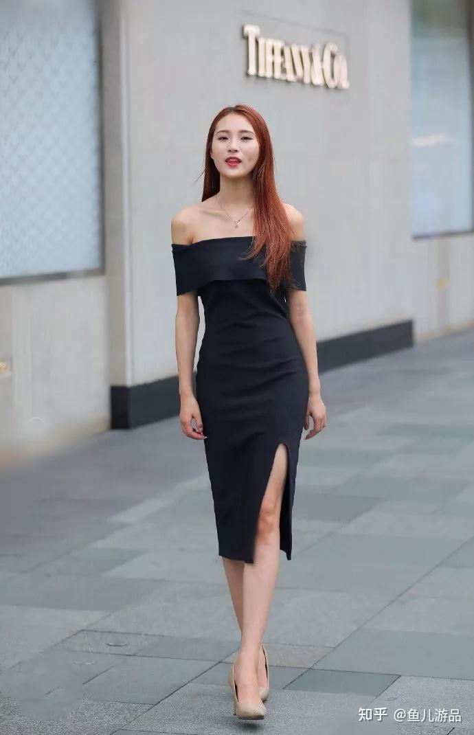 街拍女生穿搭吊带连衣裙搭配一双高跟鞋成女神