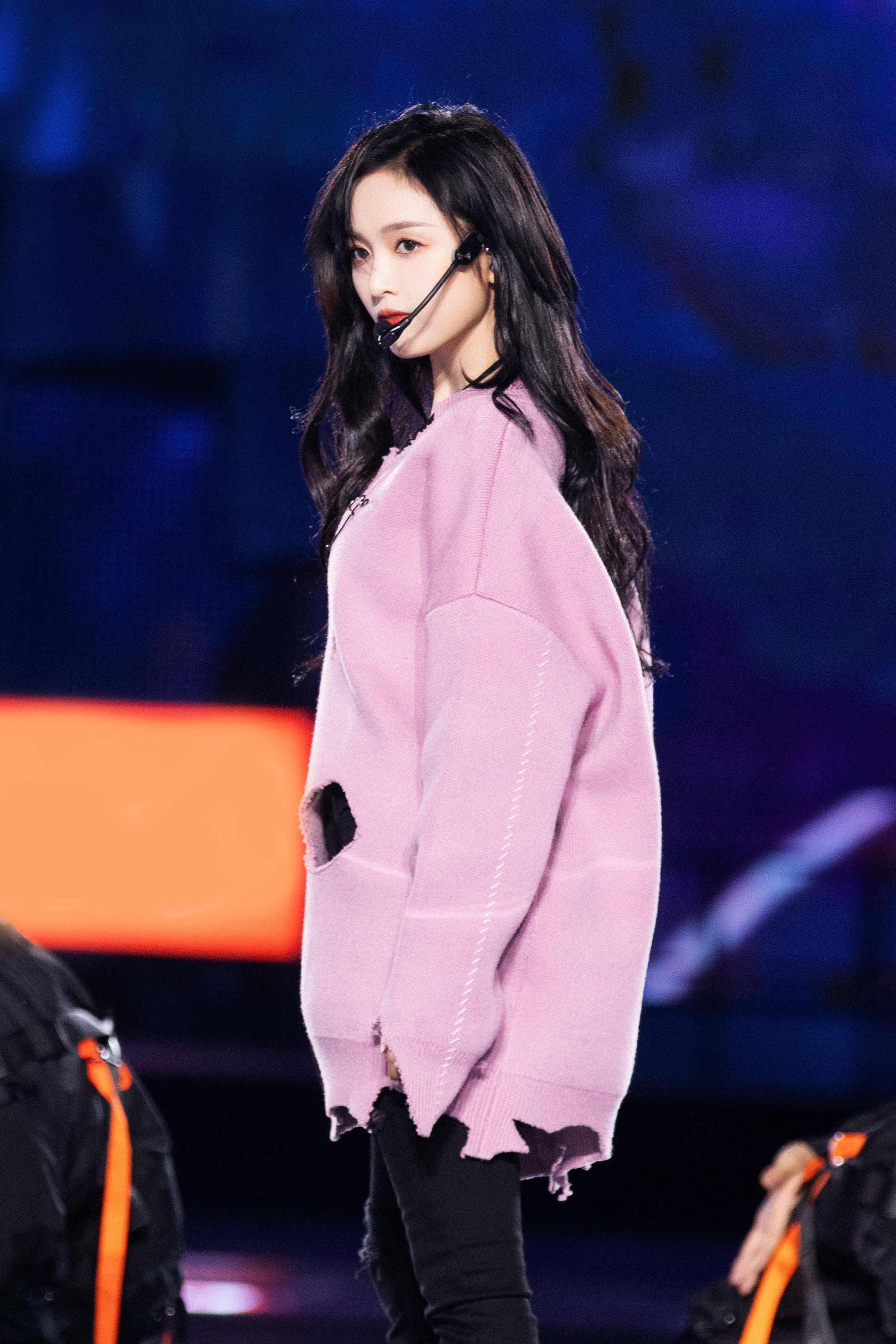 腰线提到胸线处,吴宣仪新造型太大胆,蕾丝轻纱超短花苞裙亮了 - 知乎