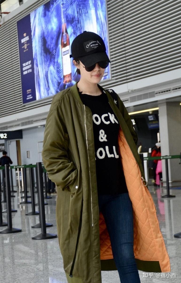 田朴珺王石罕见走机场都穿休闲装像对小情侣看不出相差30岁