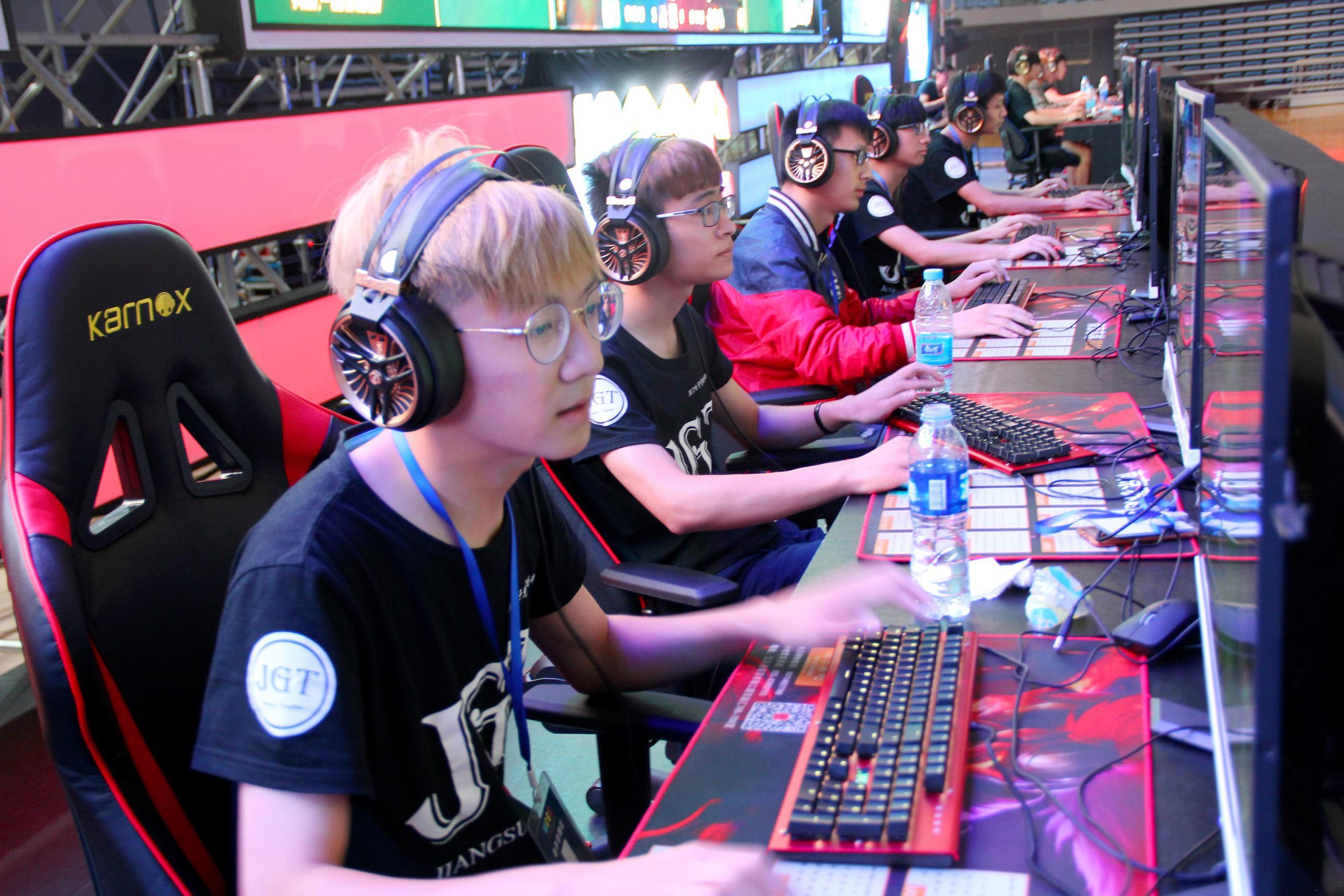 电竞椅不仅是电竞游戏玩家的选择,它适用于每一位平时需要久坐的人士