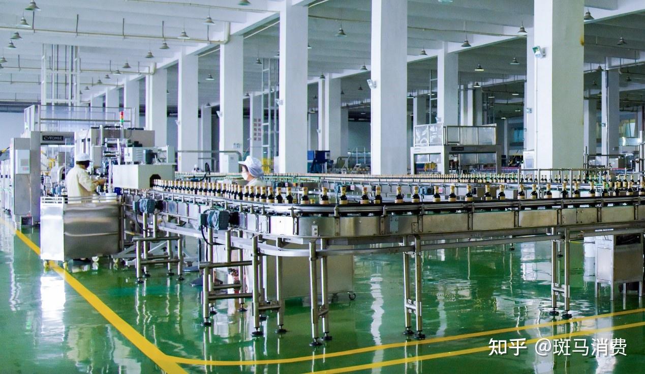 走进加加食品的酱油生产车间,不同规格的酱油经由全自动灌装线被包装