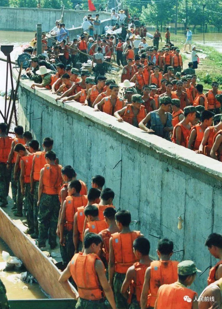 他们必须用血肉之躯阻挡住这滚滚而下的滔滔洪水除了救人他们还要抢险