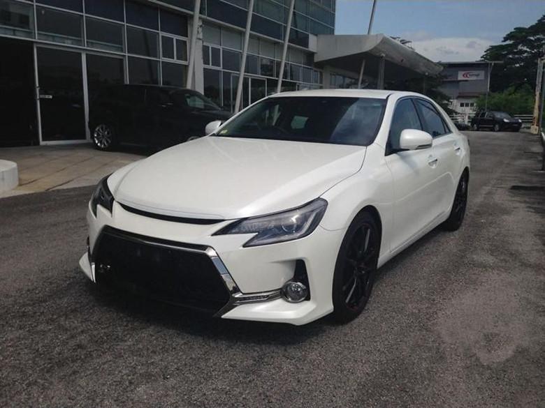 全新丰田锐志运动版现身实拍身披熏黑套件四出排气配35lv6