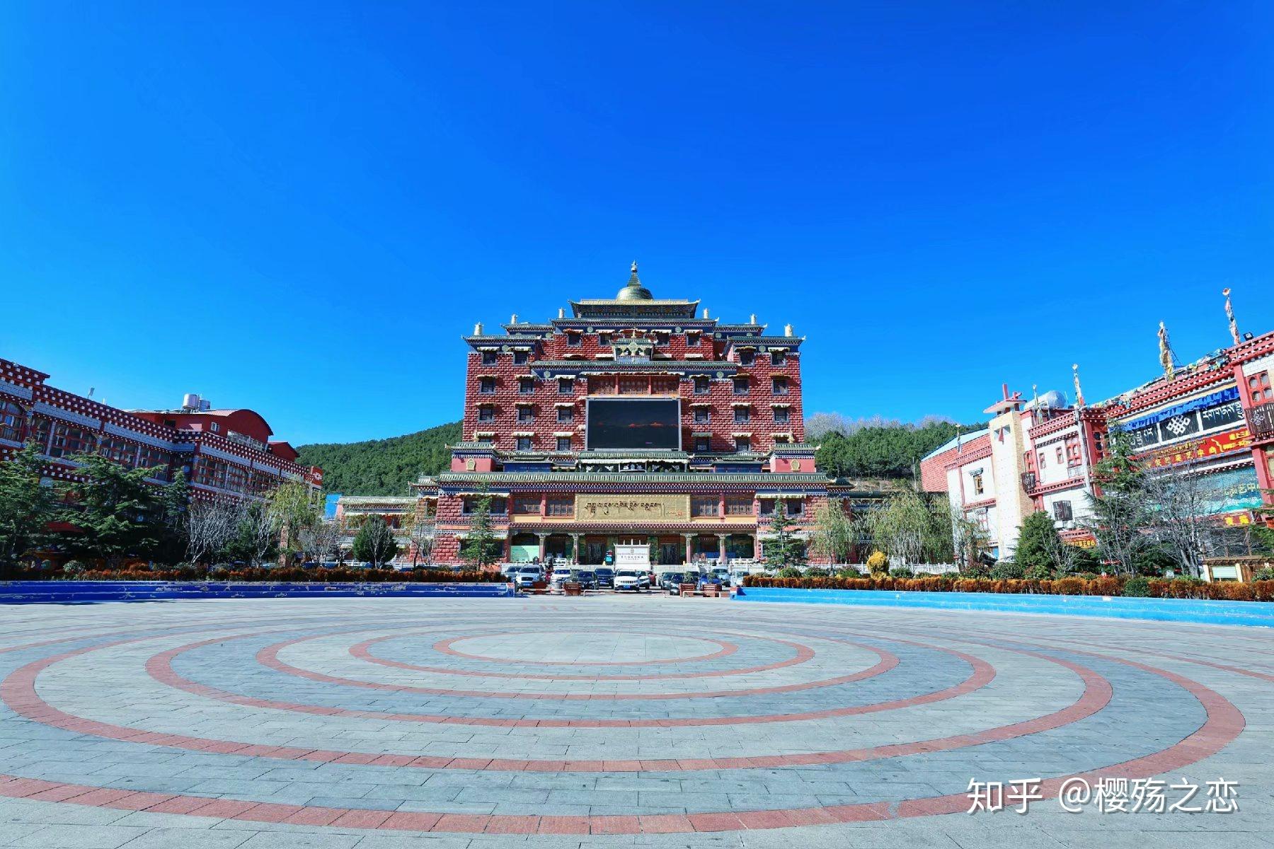 香巴拉时轮坛城坐落于香格里拉坛城广场中央,占地面积22亩,建筑面积