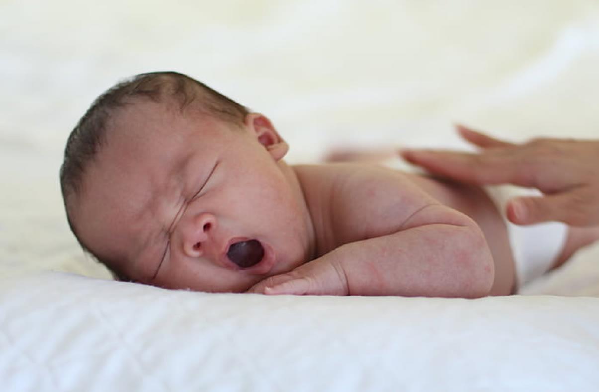 宝宝明明很困却就是不睡！这个原因很多家长忽视了！__小豆苗疫苗助手