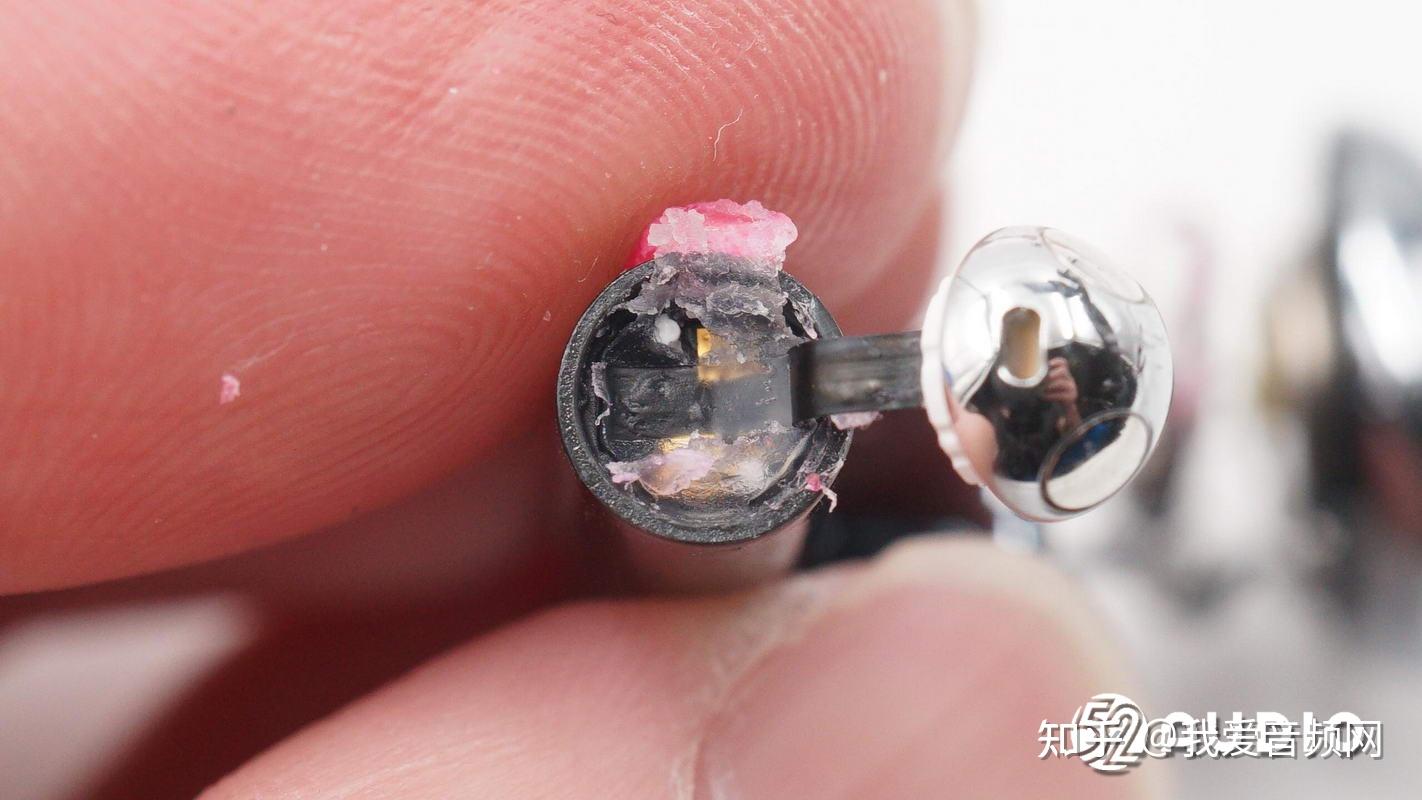 剥离胶水,排线与电池连接的正负极焊点特写.