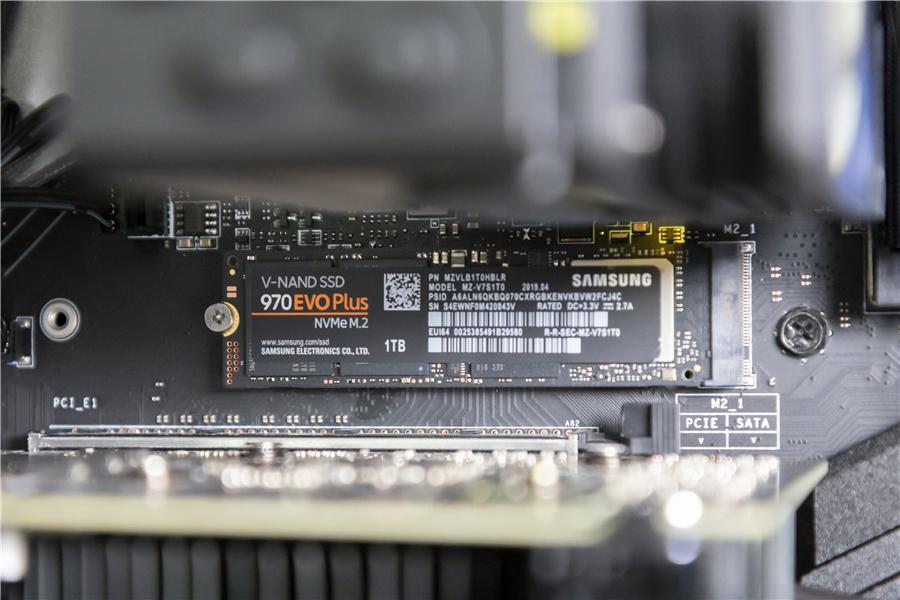 目前三星970 evo plus售價1899元,西部數據wd black sn750帶散熱片