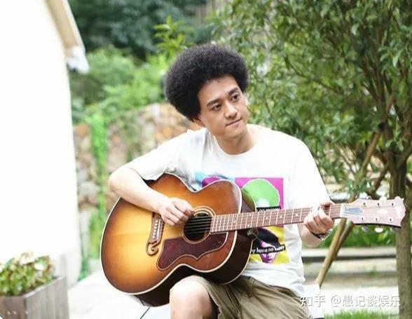 赵英俊的爆炸头发型,一直很容易被观众记忆,所以在行业内他有一个有趣