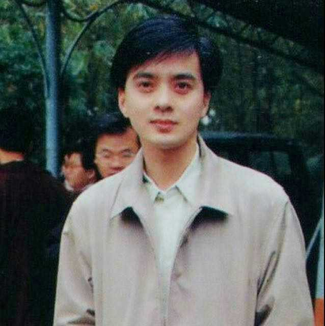 黄耀明他年轻的时候太好看了,好看到大家都把他当成自己孩子,兄弟似的