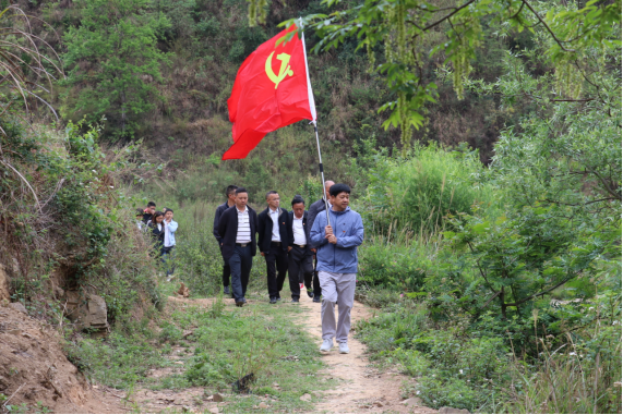 紫云县板当镇机关政府,机关党群支部联合开展"缅怀革命先烈 传承红色