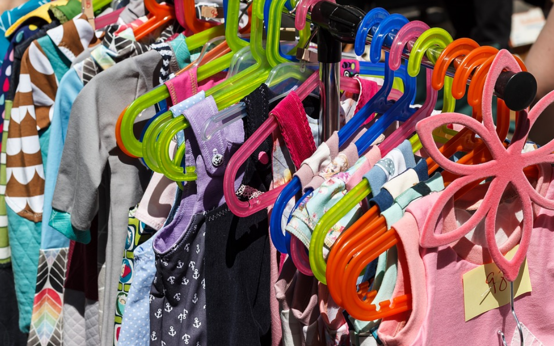 刘畊宏会带几个空箱收集孩子的旧衣服你会给孩子穿旧衣服吗