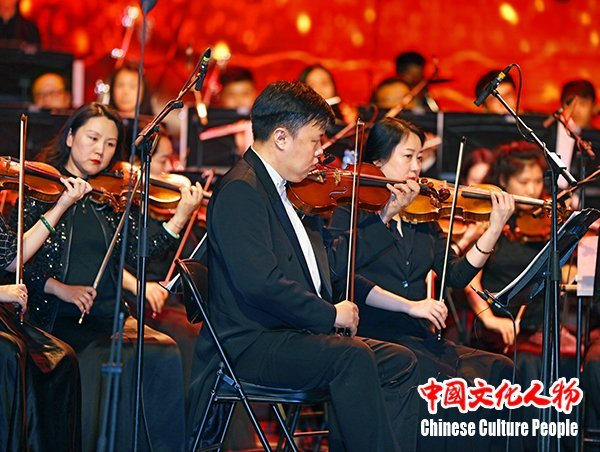 左宏元周倩唱响改革开放40周年影视金曲音乐会