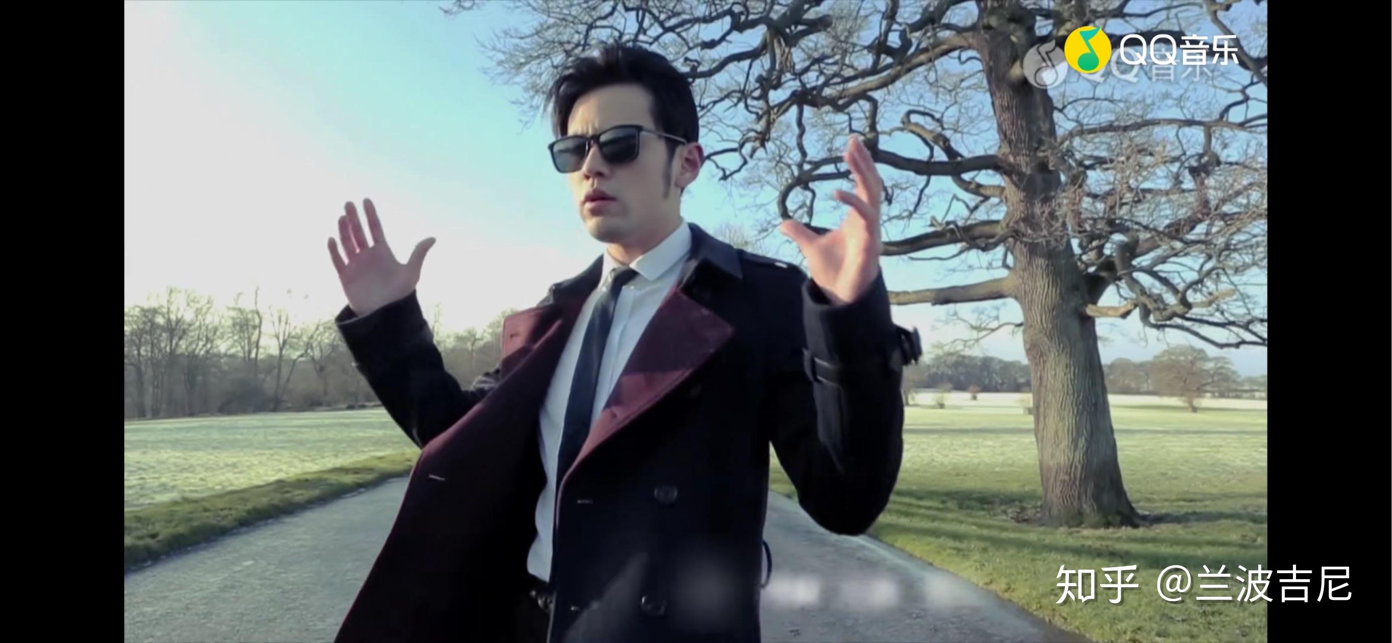 周杰伦《怎么了》mv风衣谁知道什么牌子的?求助