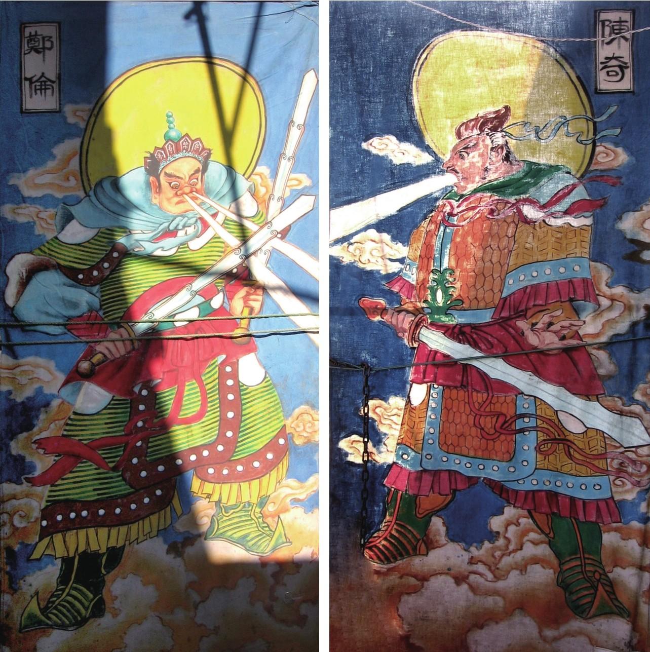 院门贴白色对联,挂郑伦,陈奇像,叠纸人纸马置于门外等.