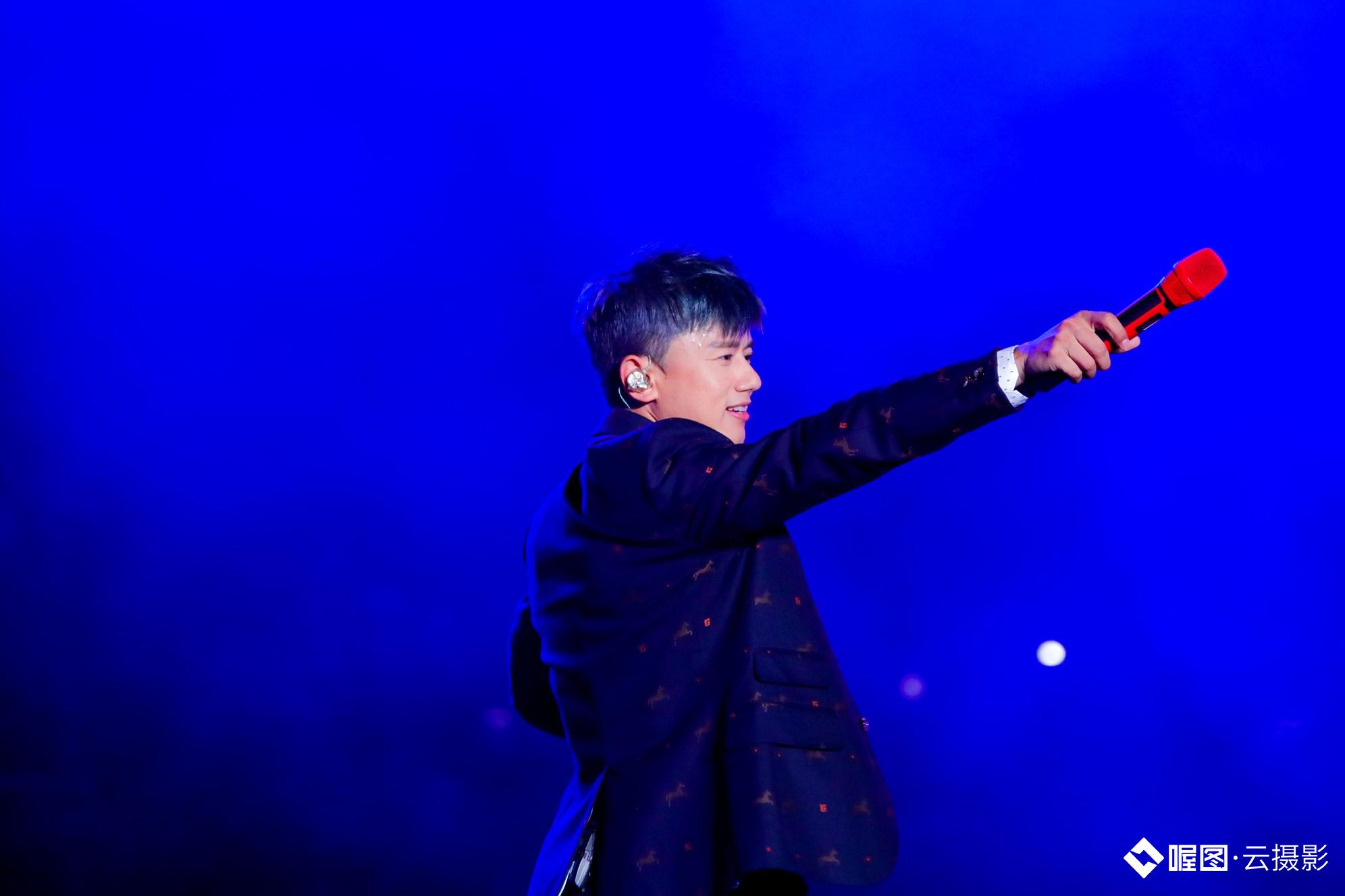 表达了"蓝色"所蕴藏的希望与力量,打造出属于黄子韬的音乐蓝海世界