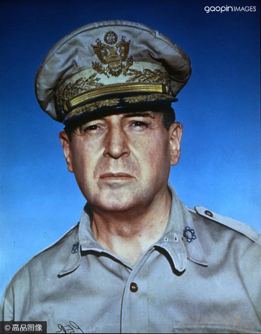 二战盟军司令道格拉斯·麦克阿瑟,1903年以全班第一的成绩毕业于西点