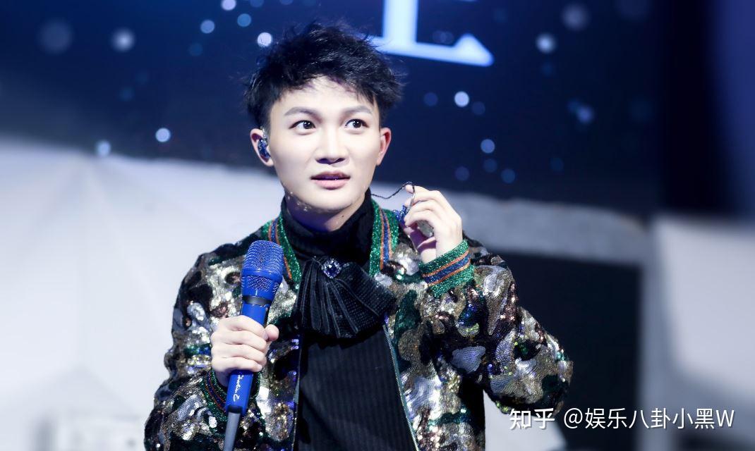 周深在综艺的天赋也很不一般,参加的综艺节目也不在少数,明星大侦探