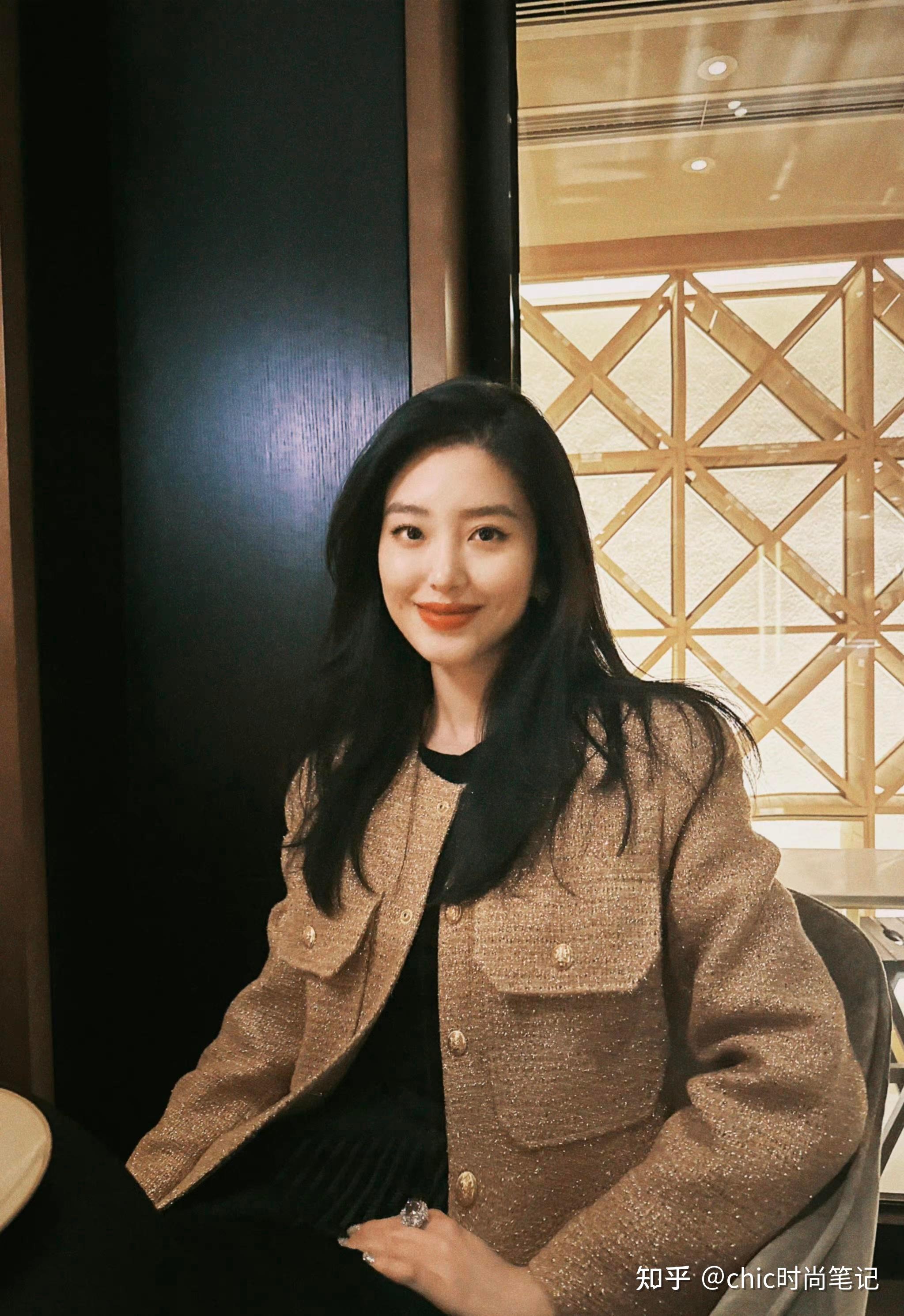 杨采钰的四个法式穿搭小妙招,跟着穿浪漫而随性,氛围感十足 - 知乎