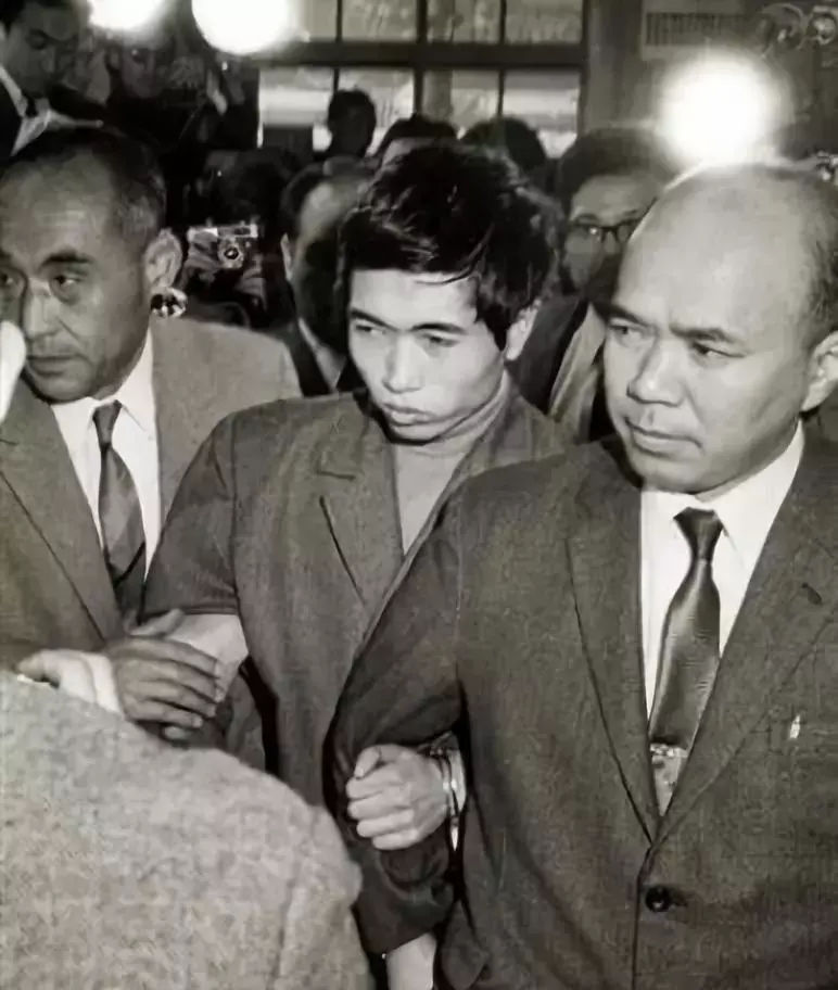 永山则夫在上世纪60年代因金钱和报复社会,用盗窃而来的手枪在大街上