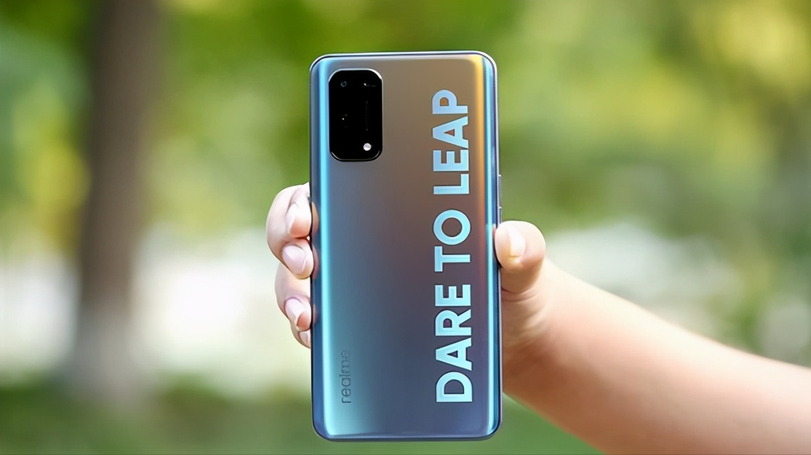 realme x7pro价格这么便宜,因此外观方面自然不会像oppo那么精致.