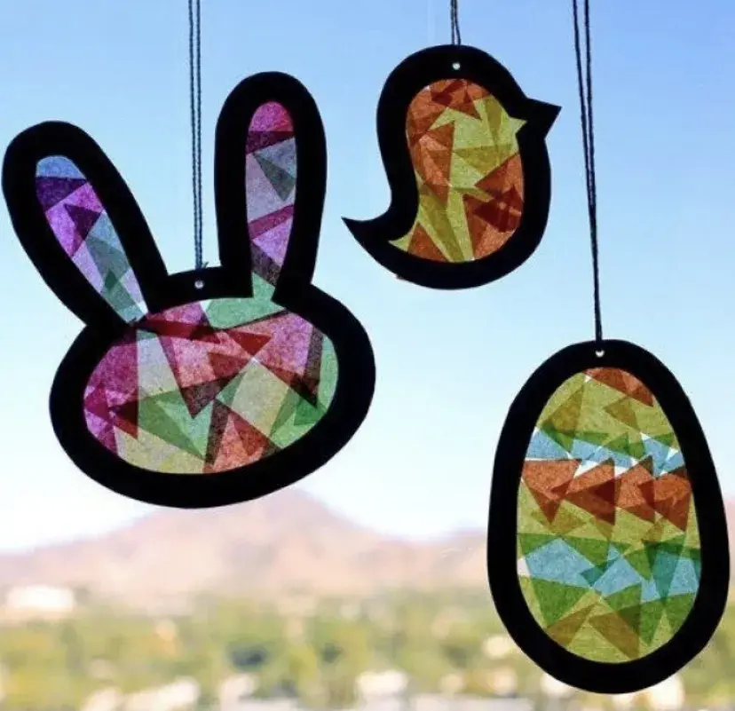 01光影艺术篇将硬纸板与彩色玻璃纸做结合,带孩子一起研究光影,开启光