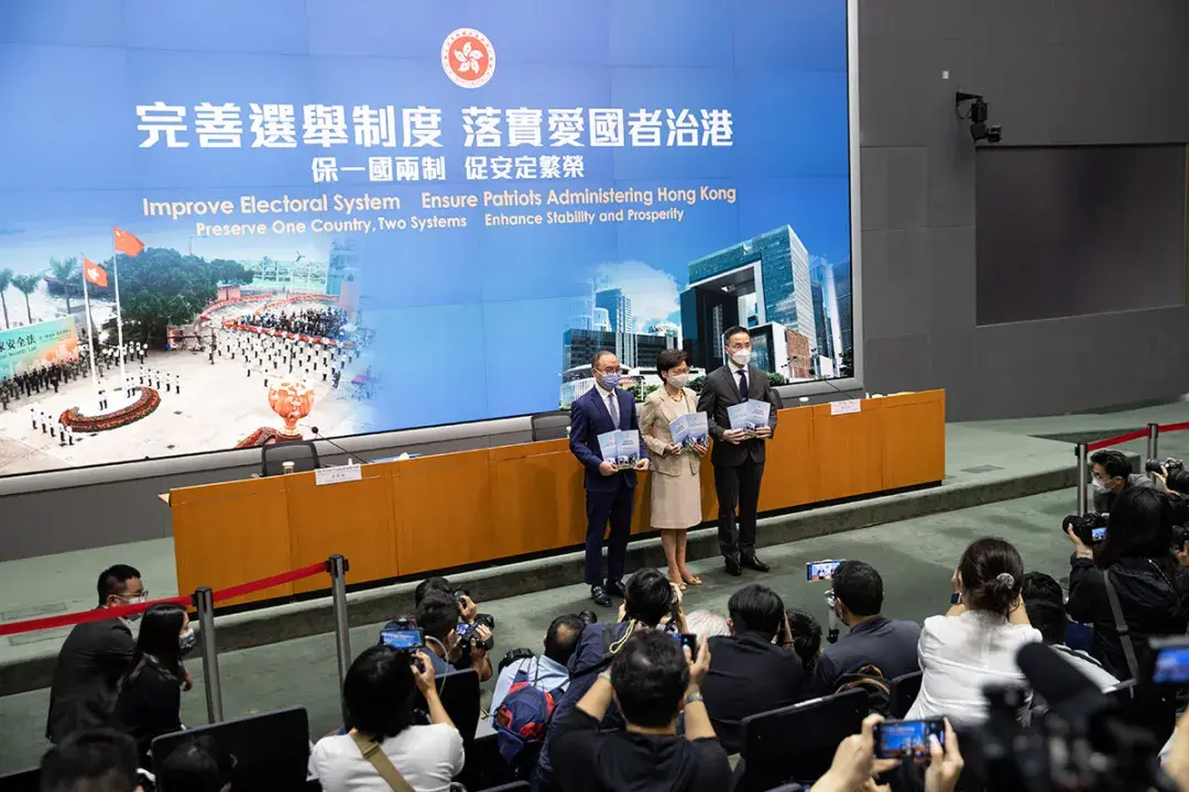 根据修订后的香港基本法附件一和附件二,选举委员会的规模由原来的