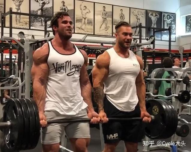 2017年,卡鲁姆与克里斯·布姆斯特德(2020年奥赛古典健美冠军)在进行