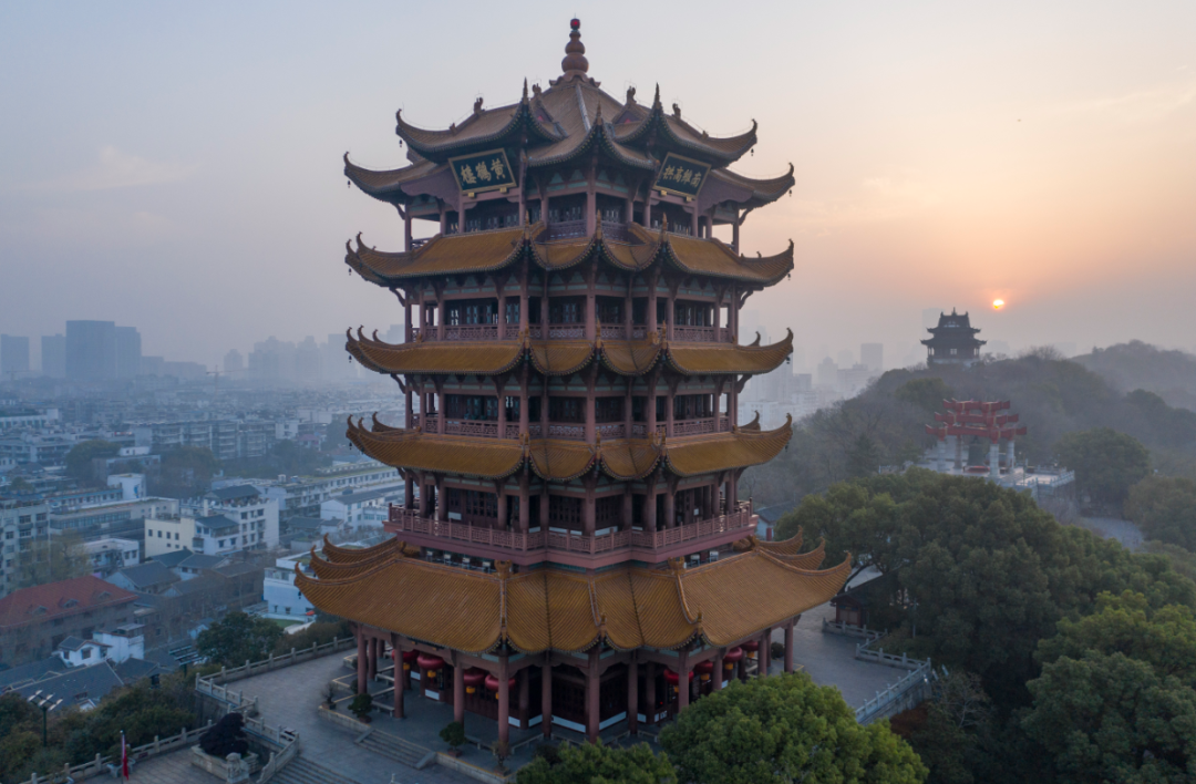 阔别近百天黄鹤楼4月29日恢复开放看看新华社记者这些年拍的黄鹤楼