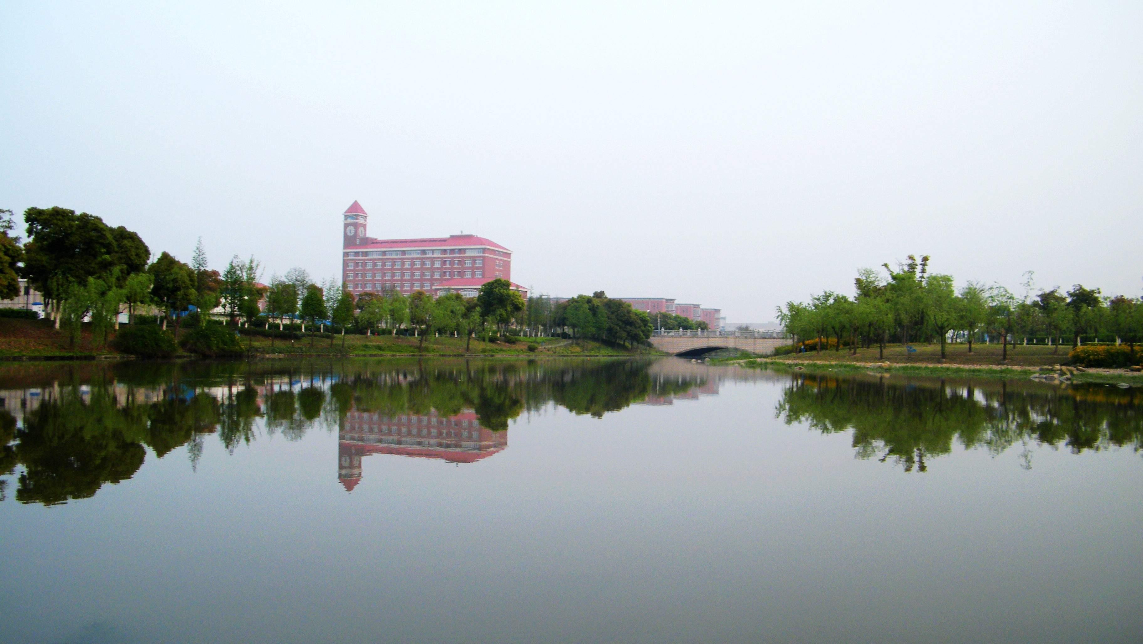 聊城大学是山东省属综合性大学,坐落在有着"江北水城"美称的国家级